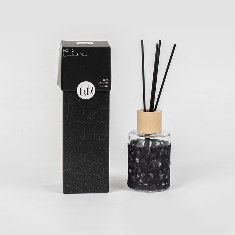 Classic round glass bottle with wooden cover in nice paper deco  reed diffuser-home fragrance vendor